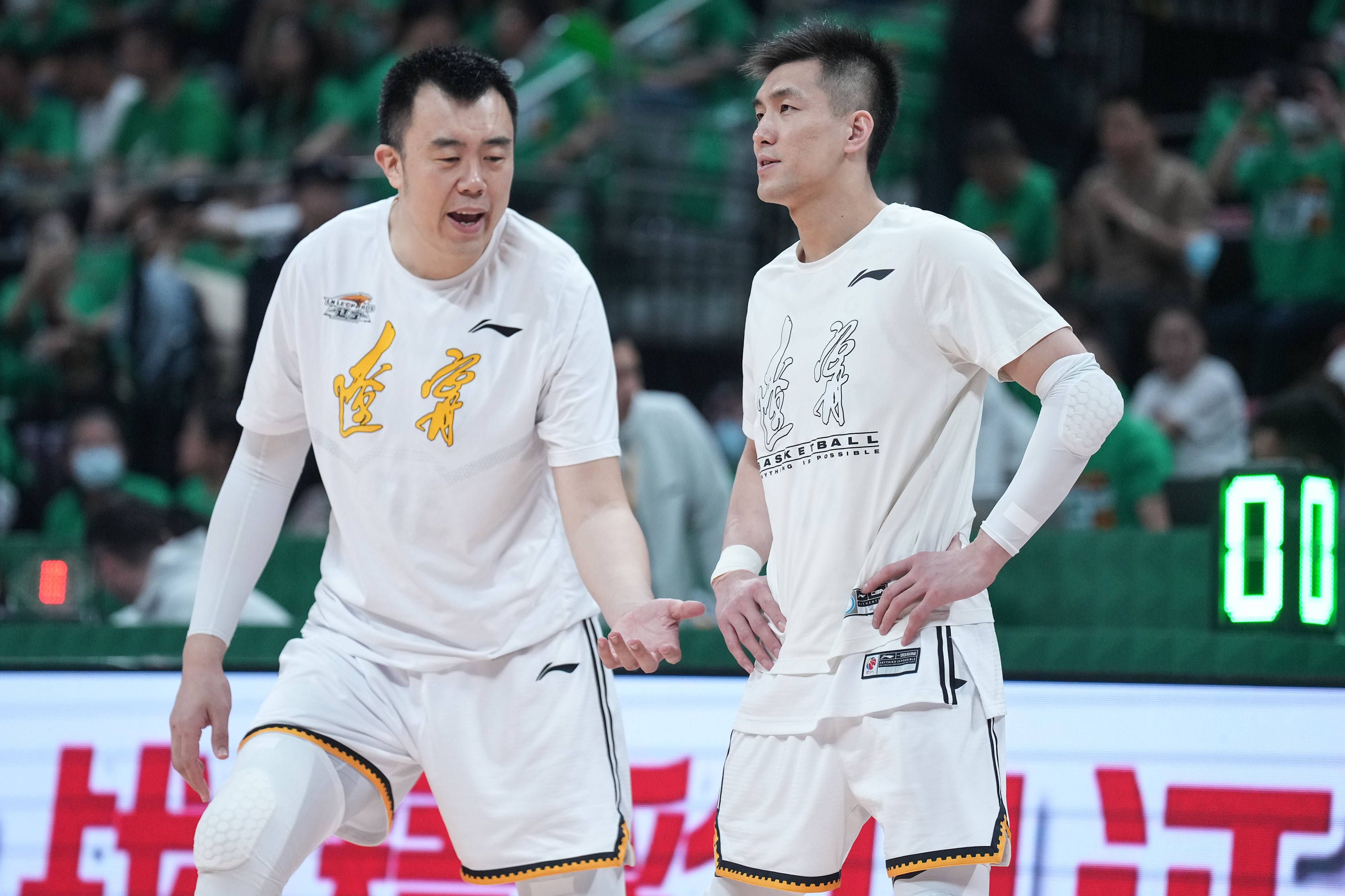 　　　　麒麟意象一遍遍呈现在故事中，它座落在日本桥上，与传说中麒麟分歧的是，它长着同党，意味着日本平易近族由此起头展翅遨游，也是所丰年轻人的胡想出发之地。